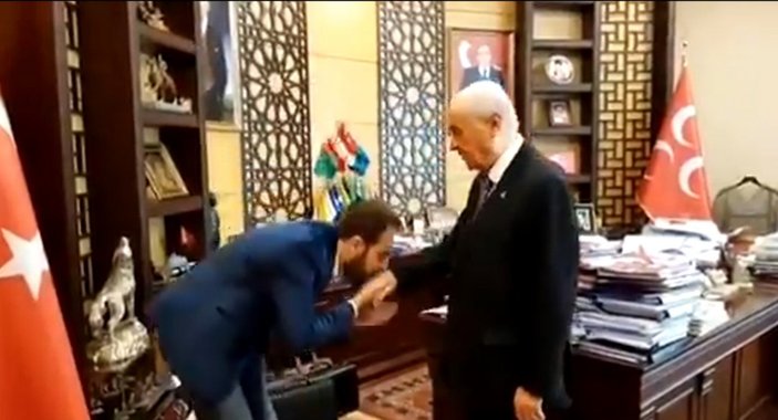 Devlet Bahçeli'nin yanında Bahçeli taklidi yapan komedyen