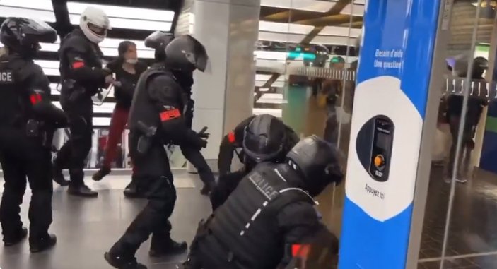 Fransa'da aşısız AVM'ye giren kişiye onlarca polis müdahale etti
