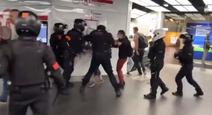 Fransa'da aşısız AVM'ye giren kişiye onlarca polis müdahale etti