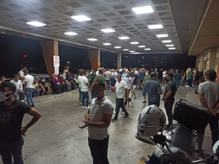 i İzmir'de düğüne giden minibüs apartman bahçesine düştü: 20 yaralı