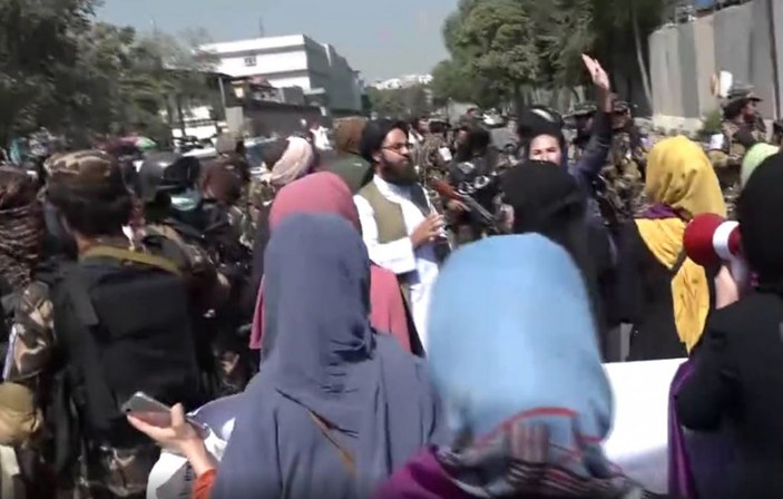 Afganistan'da kadınların protestosuna Taliban'dan müdahale