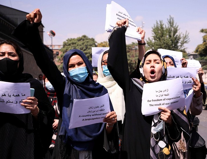 Afganistan'da kadınların protestosuna Taliban'dan müdahale