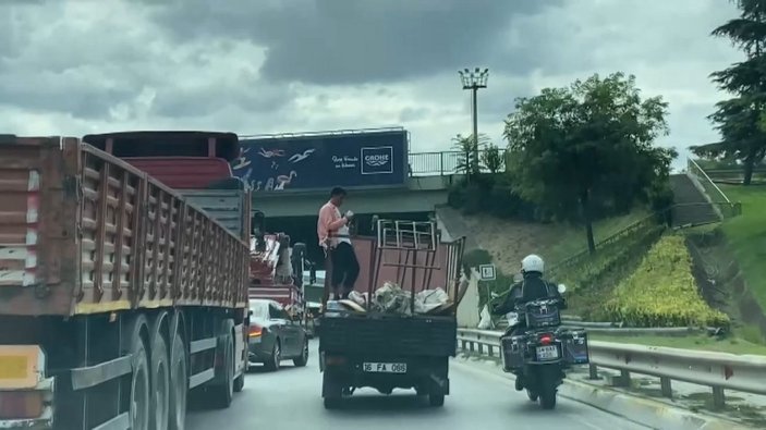 Kadıköy'de açık kamyonet kasasındaki yolcu, el hareketi çekti