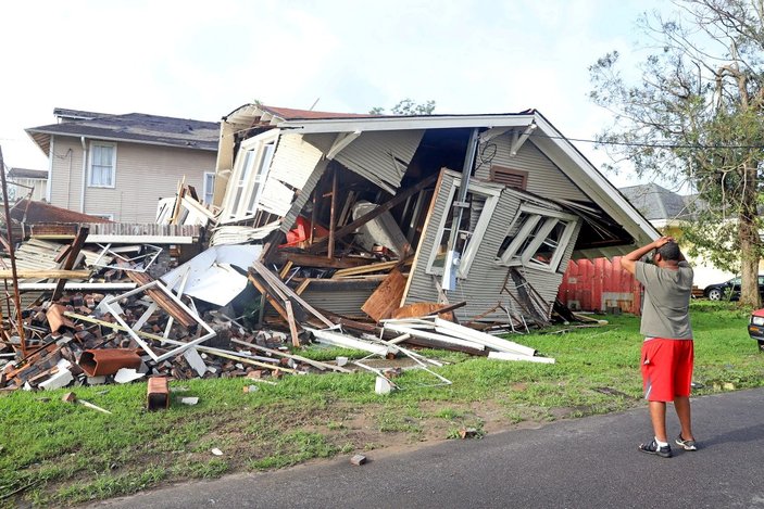 İda Kasırgası'nın vurduğu New Orleans'ta elektrik kesintileri nedeniyle tahliyeler başladı