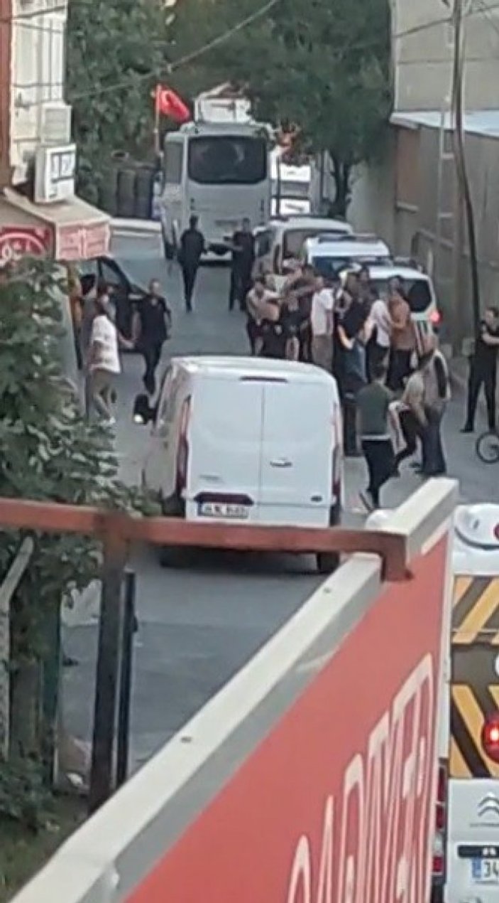 Arnavutköy'de silahlı saldırı sonrası mahalle kavgası kamerada