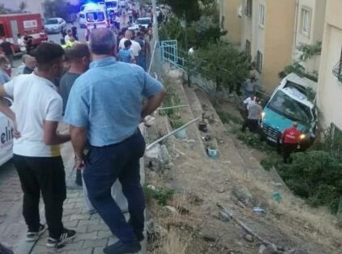 i İzmir'de düğüne giden minibüs apartman bahçesine düştü: 20 yaralı