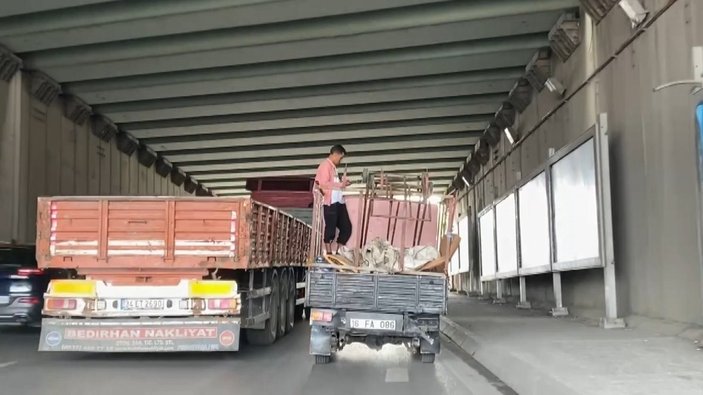 Kadıköy'de açık kamyonet kasasındaki yolcu, el hareketi çekti