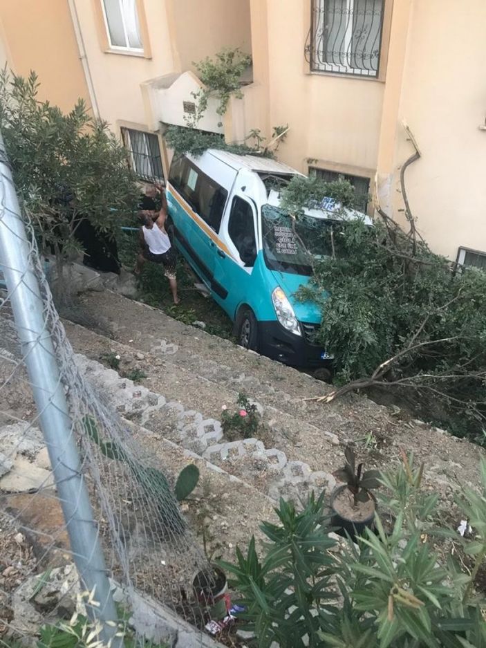 i İzmir'de düğüne giden minibüs apartman bahçesine düştü: 20 yaralı