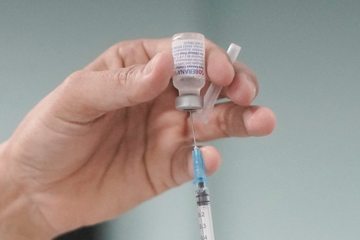 Şili'de koronavirüs aşı yaşı 6'ya düştü