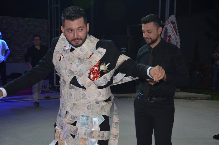 Aydın'da damada 5 liralık banknotlar takıldı
