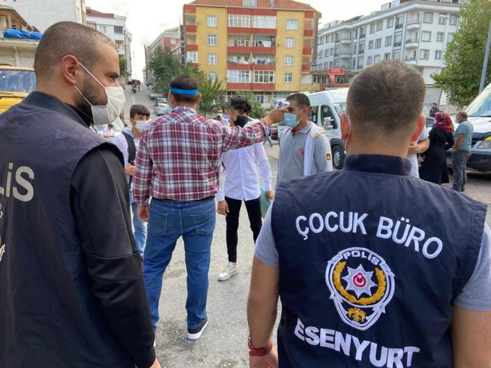 Esenyurt’ta polis ekipleri, okulun ilk günü denetim gerçekleştirdi