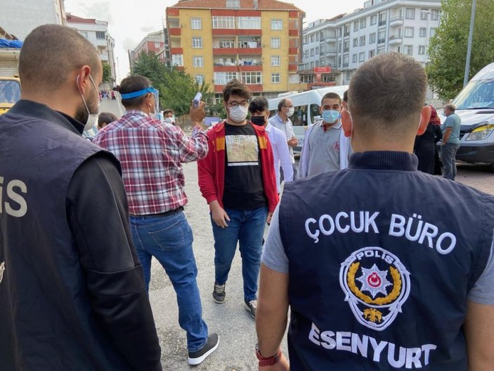 Esenyurt’ta polis ekipleri, okulun ilk günü denetim gerçekleştirdi