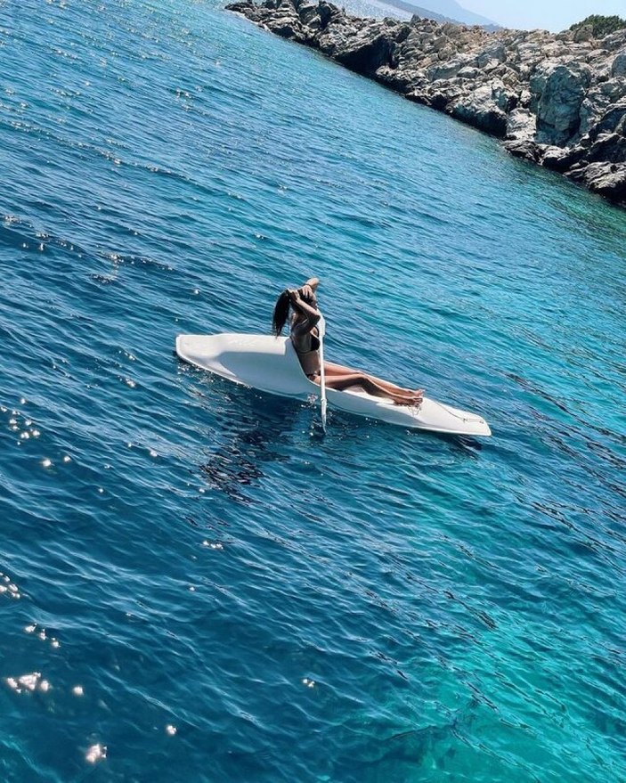 Hande Erçel sosyal medyayı salladı! Verdiği pozlar takipçilerini mest etti