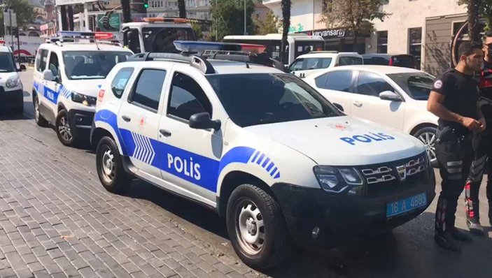 Bursa’da markete giren hırsızlar bıçak çekti, polise direndi