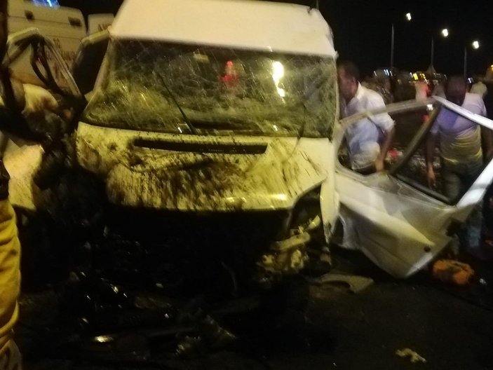 İzmir’de zincirleme kaza: 1’i ağır 11 yaralı