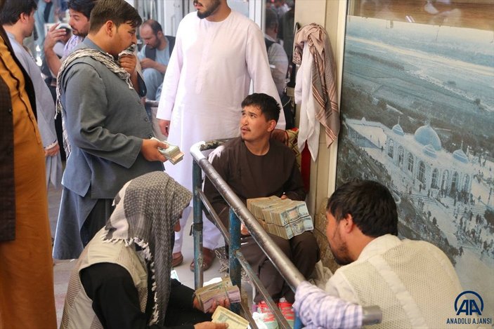 Kabil'de yeniden açılan döviz bürolarına Afgan halkı yoğun ilgi gösterdi