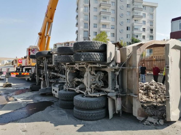 Ankara'da kontrolden çıkan hafriyat kamyonu devrildi