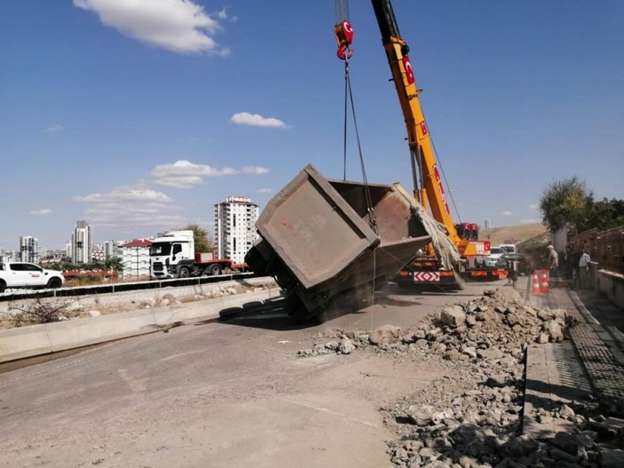 Ankara'da kontrolden çıkan hafriyat kamyonu devrildi