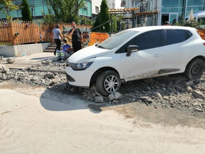 Ankara'da kontrolden çıkan hafriyat kamyonu devrildi
