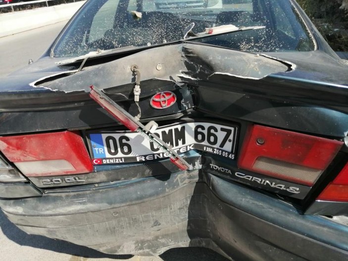 Ankara'da kontrolden çıkan hafriyat kamyonu devrildi
