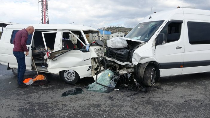 Sancaktepe’de öğrenci servisi minibüsle çarpıştı