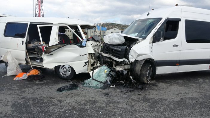 Sancaktepe’de öğrenci servisi minibüsle çarpıştı