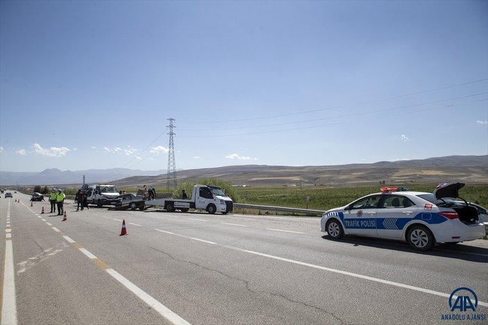 Erzurum’da otomobil kazada ikiye bölündü: 5 yaralı