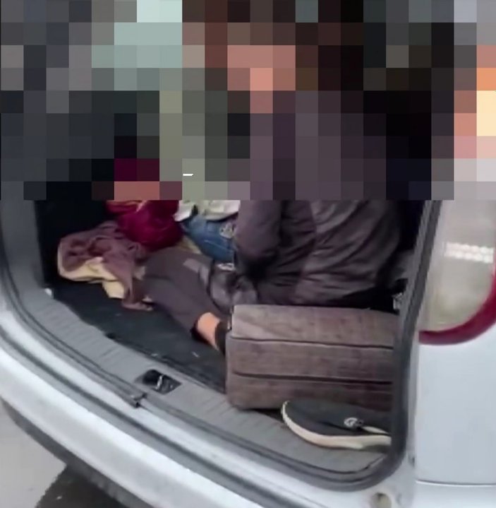 Kocaeli'de aracın bagaj ve yolcu kısmından 8 kaçak göçmen çıktı
