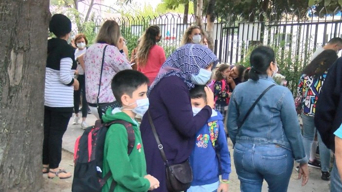 İstanbul'da yüz yüze eğitimin ilk gününde okul önlerinde veli yoğunluğu