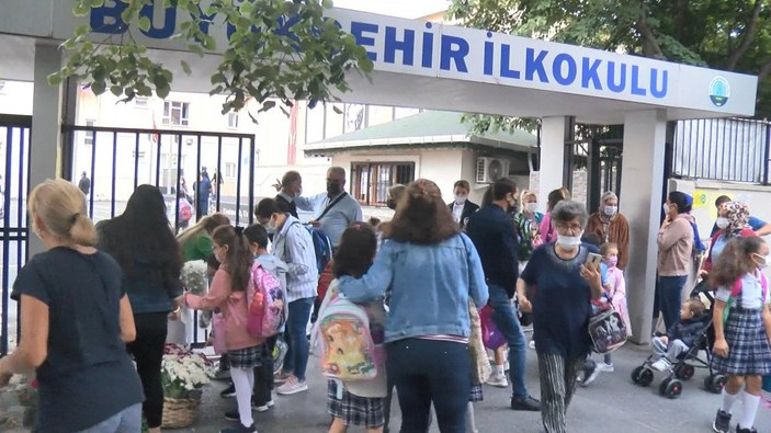 İstanbul'da yüz yüze eğitimin ilk gününde okul önlerinde veli yoğunluğu