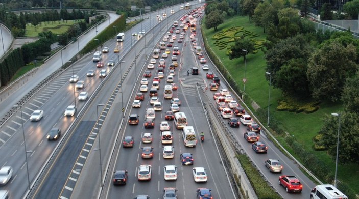 Okullar açıldı, İstanbul trafiği durma noktasına geldi