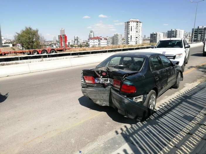 Ankara'da kontrolden çıkan hafriyat kamyonu devrildi