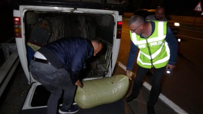 Samsun'da fındık yüklü minibüs takla atarak ters döndü