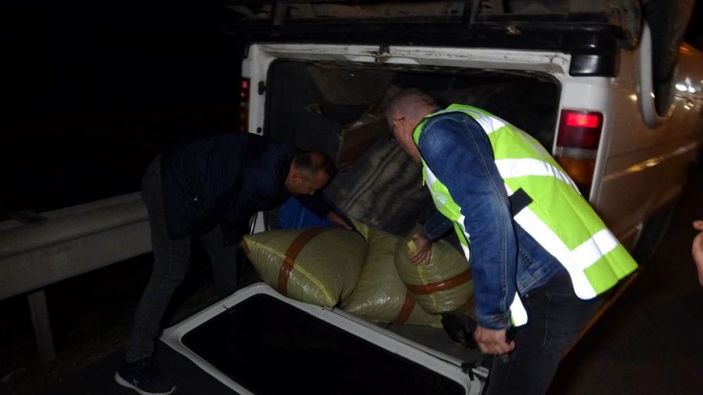 Samsun'da fındık yüklü minibüs takla atarak ters döndü