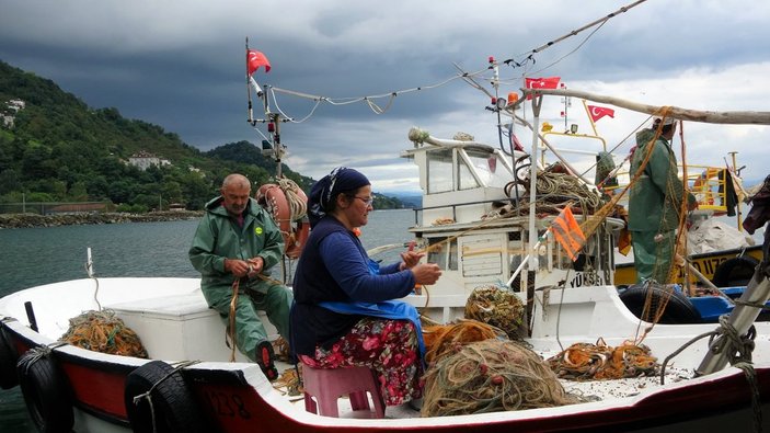 Ordu’da eşlerine yardım eden kadın balıkçılar