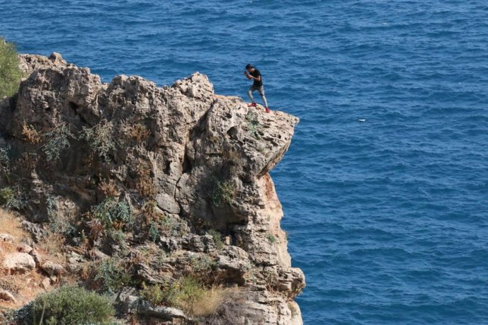Antalya'da bir genç, 40 metrelik falezlerin ucunda telefonla görüştü