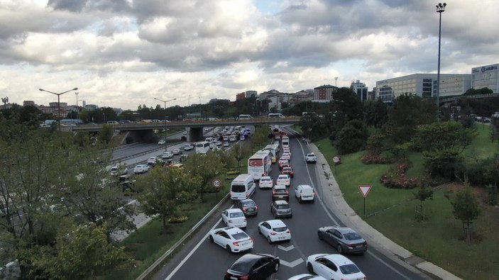 Okullar açıldı, İstanbul trafiği durma noktasına geldi