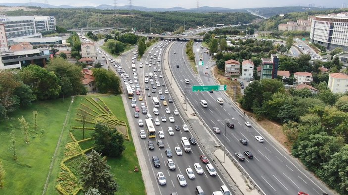 Okullar açıldı, İstanbul trafiği durma noktasına geldi