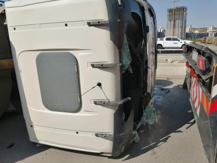 Ankara'da kontrolden çıkan hafriyat kamyonu devrildi