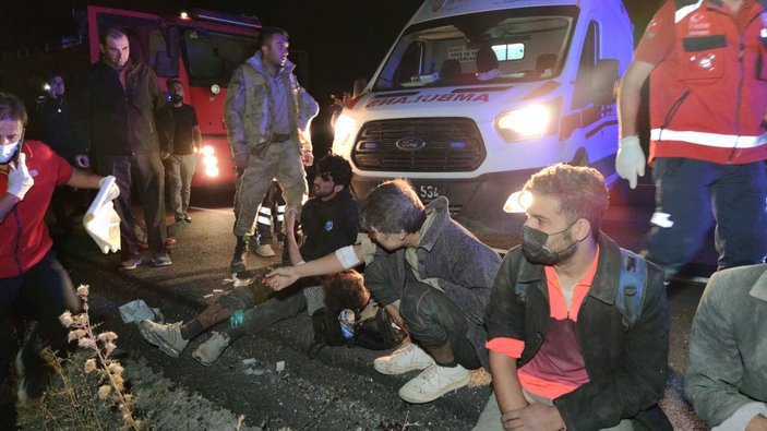 Van'da kaçak göçmenlerin olduğu minibüs devrildi:1 ölü 15 yaralı
