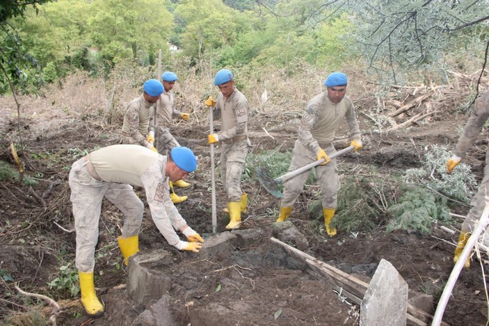 Kastamonu'da selden etkilenen mezarlıklar temizleniyor