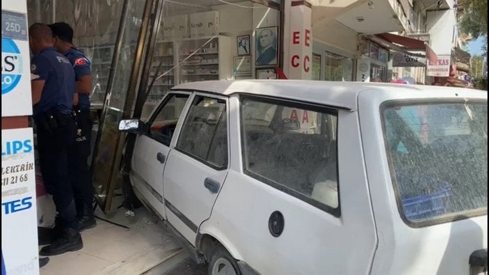 Bursa'da ablasına kızdı, dükkanına otomobille girdi