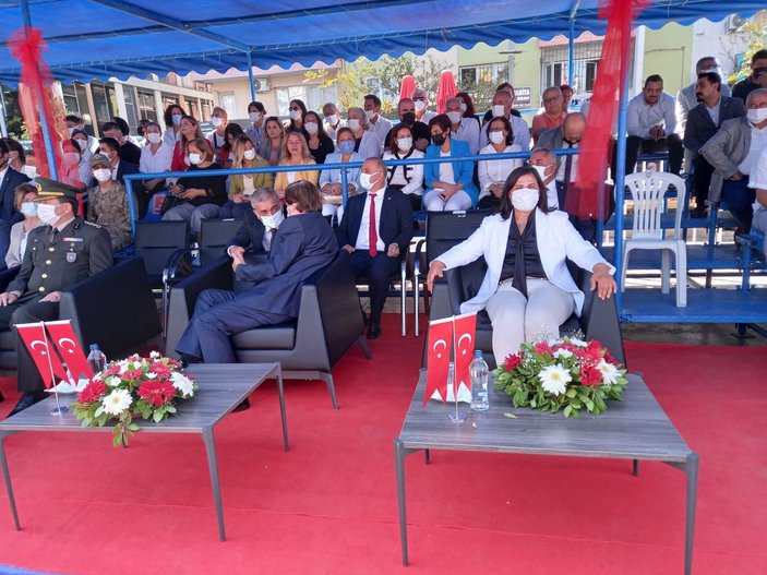 Aydın'da protokolde belediye başkanının koltuğuna oturmak isteyen yaşlı kadın