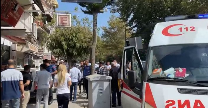 Bursa'da ablasına kızdı, dükkanına otomobille girdi