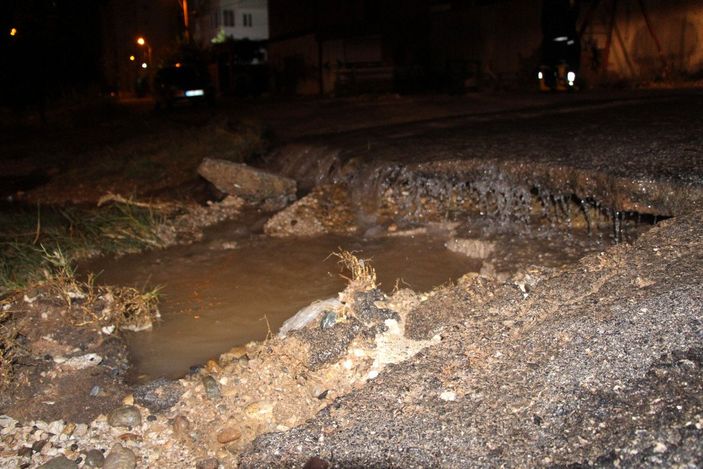 Adana'da su borusunun patlamasıyla yol çöktü