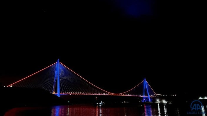 İstanbul'da köprüler DMD hastalığı farkındalığı için ışıklandırıldı