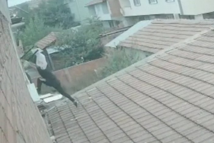 Bursa'da evine balkondan girdiği akrabasının eşini darbetti
