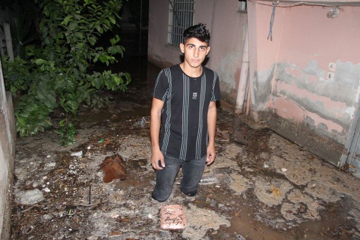 Adana'da su borusunun patlamasıyla yol çöktü