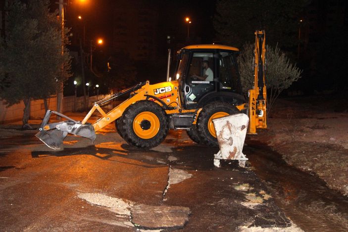 Adana'da su borusunun patlamasıyla yol çöktü