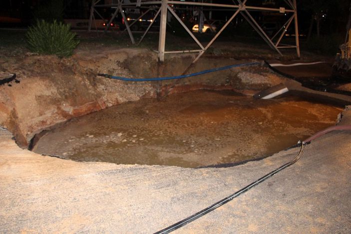 Adana'da su borusunun patlamasıyla yol çöktü